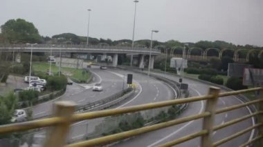 İtalya'da bir trende viyadük üzerinden geçen