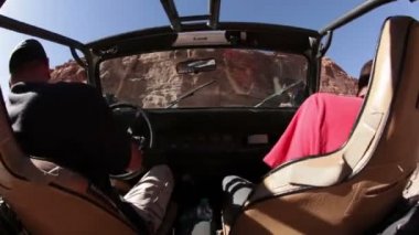 İnsanlar sürücüler jeep kayalık iz