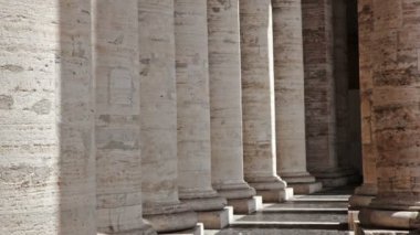 St. Peter's'daki sütun sırası.