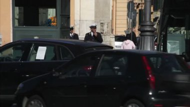 Arabalar ve insanlar sokak görünümü