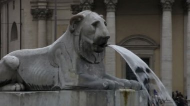 Piazza del Popolo yakınlarındaki aslan çeşmesi