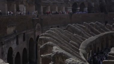 Colosseum içinde etrafa turist