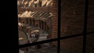 Colosseum turist bakan parmaklıklar ardında
