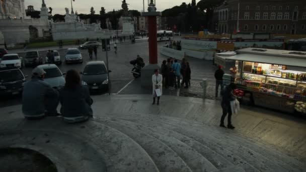 Menschen und Verkehr gehen in Rom vorbei — Stockvideo