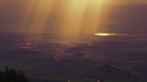 Rayos de sol iluminando un valle a través de nubes disparadas en Israel — Vídeos de Stock