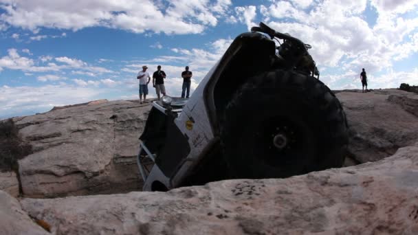 Jeep powoli wspinanie się po stromej skale — Wideo stockowe