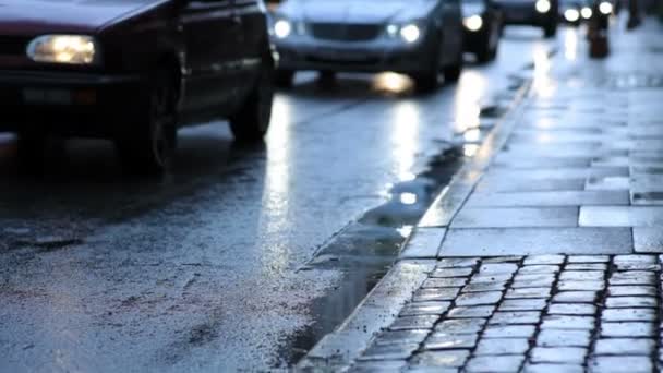 Brostensbelagt fortov og modkørende trafik på en gade i København – Stock-video