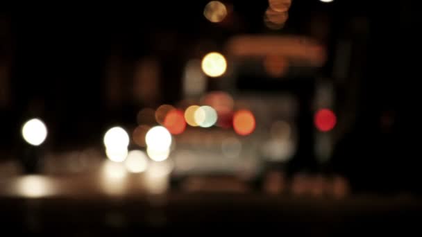 Unfokussierte Nachtaufnahmen von Kreuzungen — Stockvideo