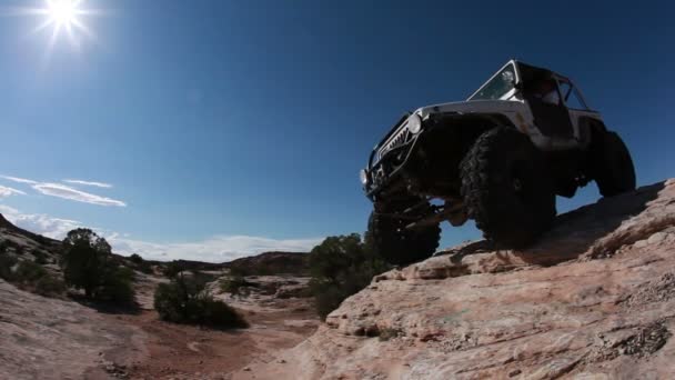 Jeep lentamente dirigindo para baixo — Vídeo de Stock