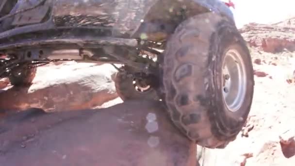 Jeep fastnat på klippor i Moab — Stockvideo