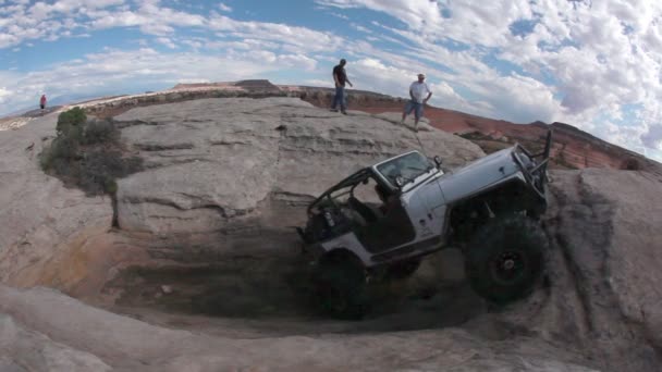 Jeep pomalu strmé skalní lezení — Stock video