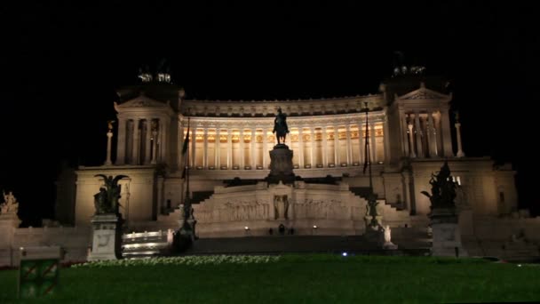 Altare della Patria en zijn vele bronzen standbeelden — Stockvideo