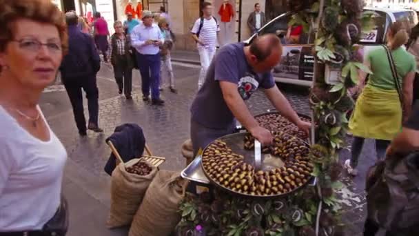 Ludzie chodzą po stoisku mężczyzny na ulicy w Rzymie, Włochy. — Wideo stockowe