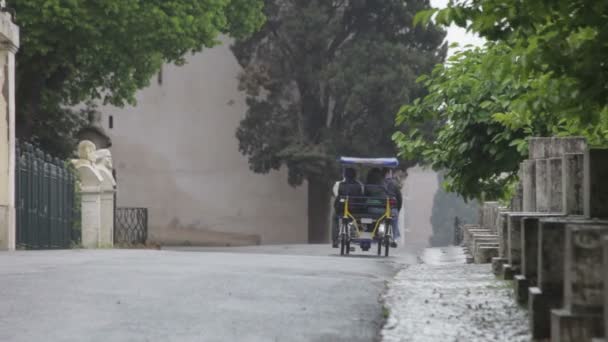 Turister tar en tur i en romersk rickshaw — Stockvideo