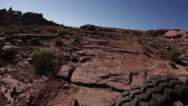 Jeep como ele desce uma trilha rochosa — Vídeo de Stock