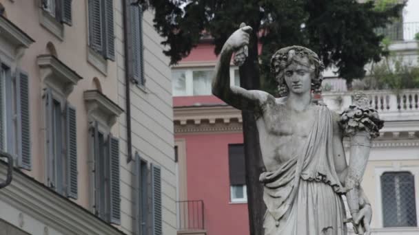 Male statue holding a bouquet of flowers — Stock Video