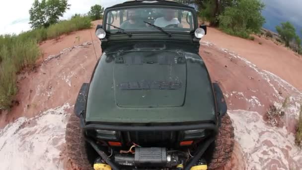 Jeep dirigindo através de águas lamacentas — Vídeo de Stock