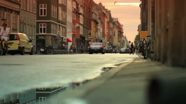 Pessoas e veículos em uma rua em Copenhaga — Vídeo de Stock