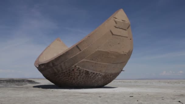 Segmento de la esfera de cemento en desierto — Vídeo de stock