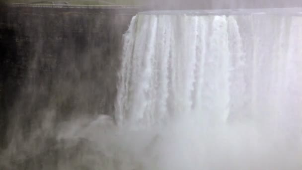 Cataratas del Niágara en un día nublado de invierno — Vídeo de stock