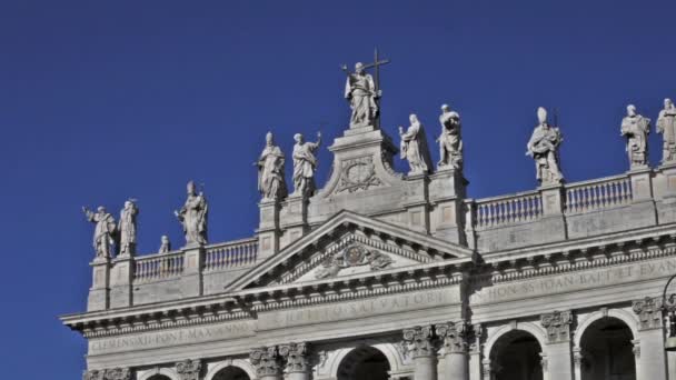 Estátuas no topo da Basílica de São João de Latrão — Vídeo de Stock