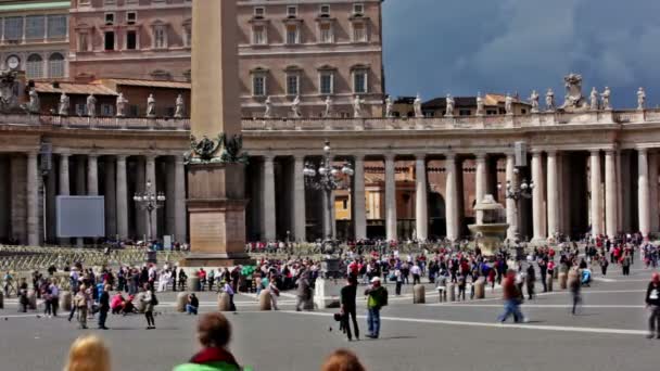 Toeristen verzameld rond St Peter's Square obelisk — Stockvideo
