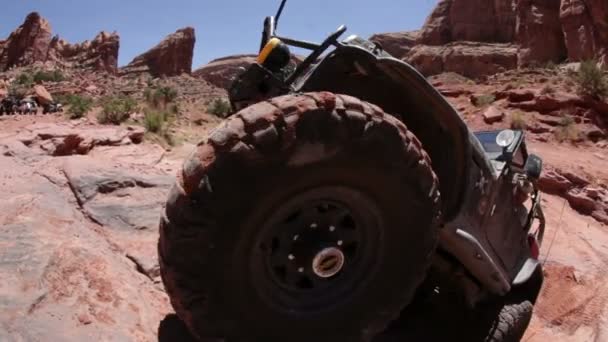 Jeep tratando de subir por un acantilado — Vídeos de Stock