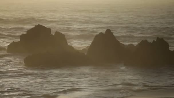 Nagy hullám jön a sziklák — Stock videók