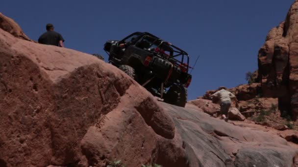 Jeep noire monte la pente à Moab — Video