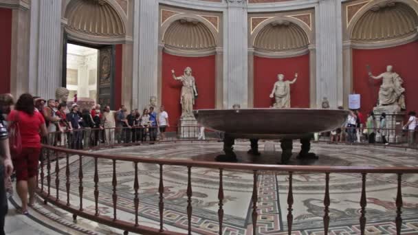 Turistas en la Sala Redonda de los Museos Vaticanos — Vídeo de stock