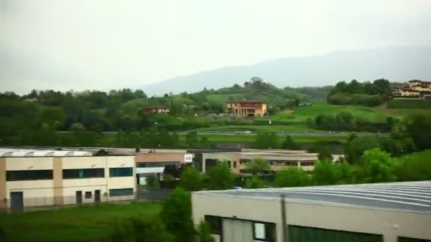 Italienische Lagerhallen und Landschaft — Stockvideo