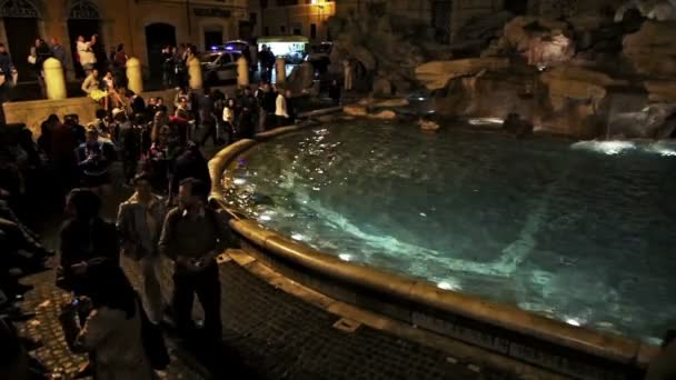 游客围观照明的特雷维喷泉 — 图库视频影像