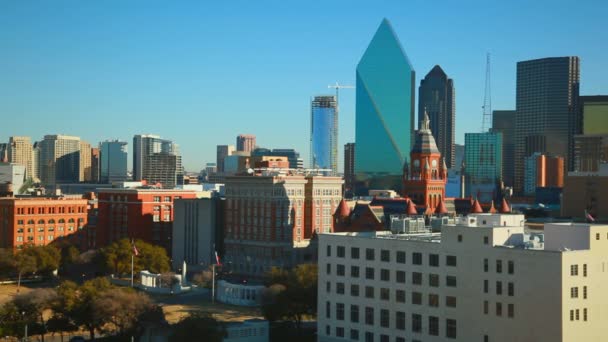 Gator och byggnader i centrala Dallas — Stockvideo