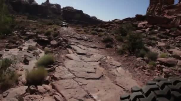 Jeep som det stiger ned en steniga stigen — Stockvideo