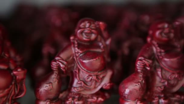 Buddha figurer i en presentbutik — Stockvideo