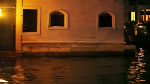Vattenvägarna i Venedig på natten — Stockvideo