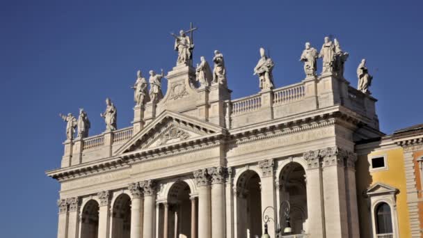 Estátuas no topo da Arquibasílica de São João de Latrão — Vídeo de Stock