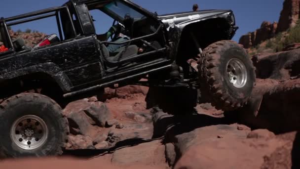 Jeep klättring över klippor i Moab — Stockvideo