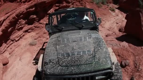 Jeep preso em um pequeno penhasco — Vídeo de Stock