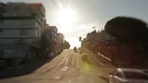 Fahrt auf einen Hügel in der Innenstadt von San Francisco — Stockvideo