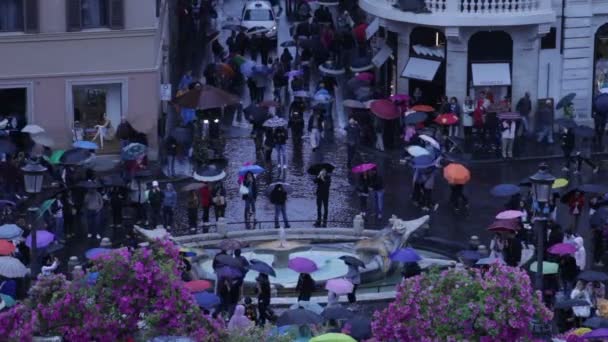 Toeristen lopen van de Via dei Condotti naar Piazza di Spagna — Stockvideo