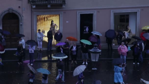 Turisti che scattano foto dal marciapiede bagnato — Video Stock