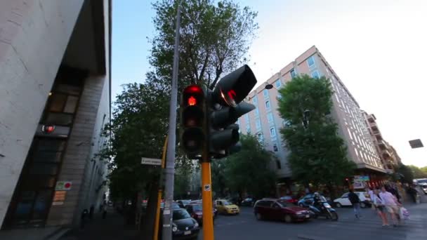 İnsanlar karşıdan karşıya gibi bir köşe trafik ışığı kırmızı bir tutarlı kalır — Stok video