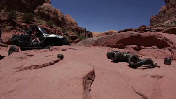 Jeep jest trudny wobec wspinać się urwiskiem — Wideo stockowe