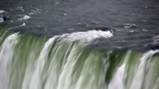 马蹄瀑布在阴天的时候 — 图库视频影像