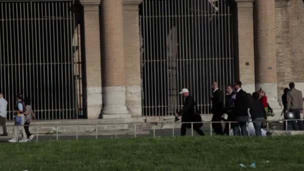 コロッセオで写真を撮って歩き回る観光客。イタリア、ローマで撮影. — ストック動画