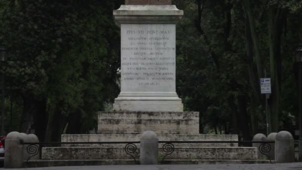 Monumento romano com inscrição — Vídeo de Stock