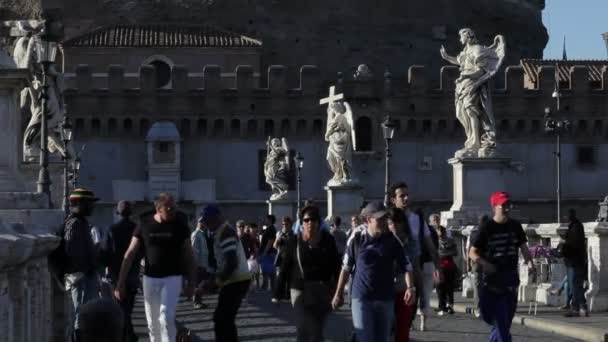 Toeristen verdringing van de Ponte Sant'Angelo in Rome, Italië. — Stockvideo