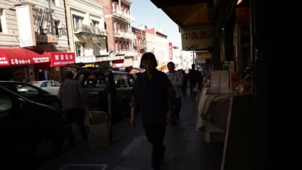 Menschen laufen auf dem Bürgersteig in Chinatown vorbei — Stockvideo