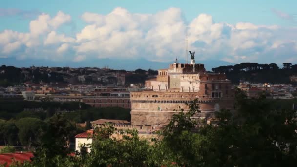 Castel Sant'Angelo tvärs över floden Tibern — Stockvideo